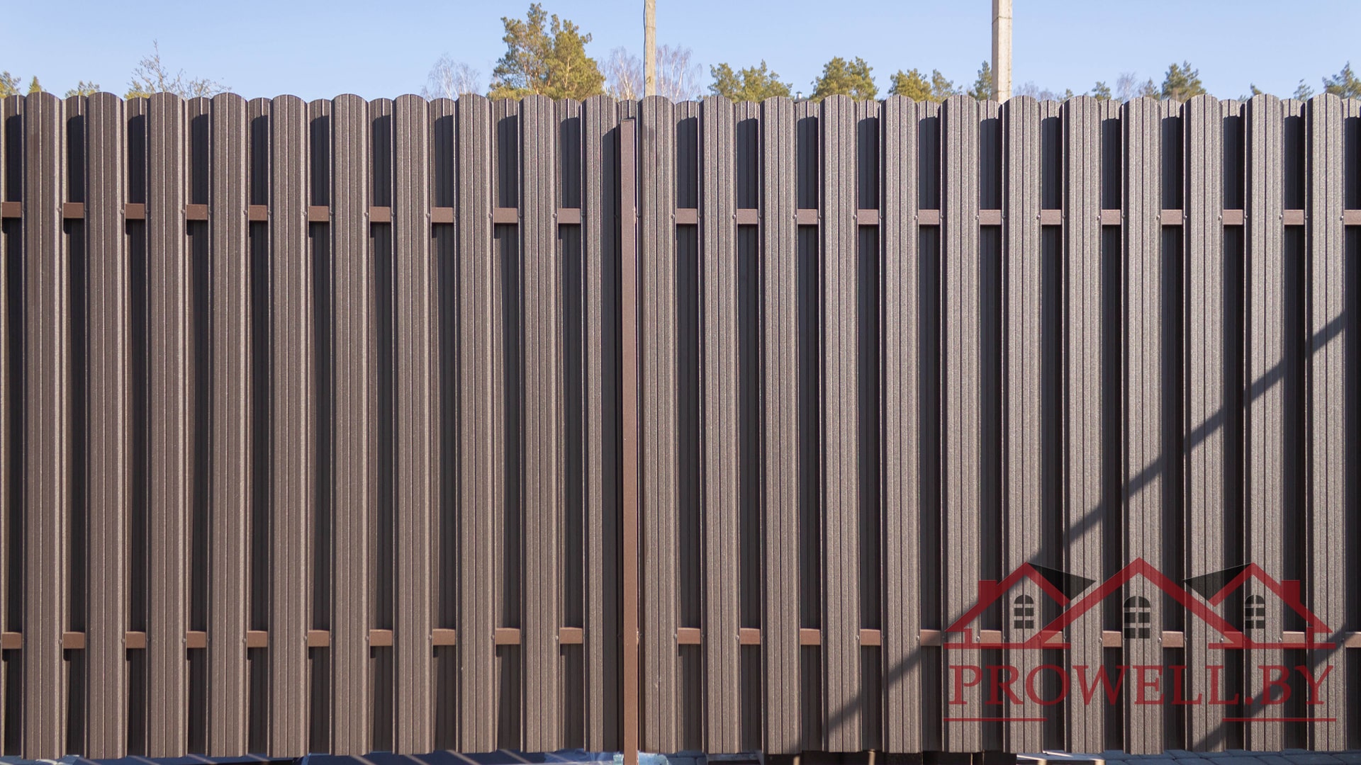 Забор из ЛЕГО КИРПИЧА, металлического штакетника "КЛАССИК (114 мм)" RAl 8019 (темно-коричневый) MAT + ворота откатные + калитка