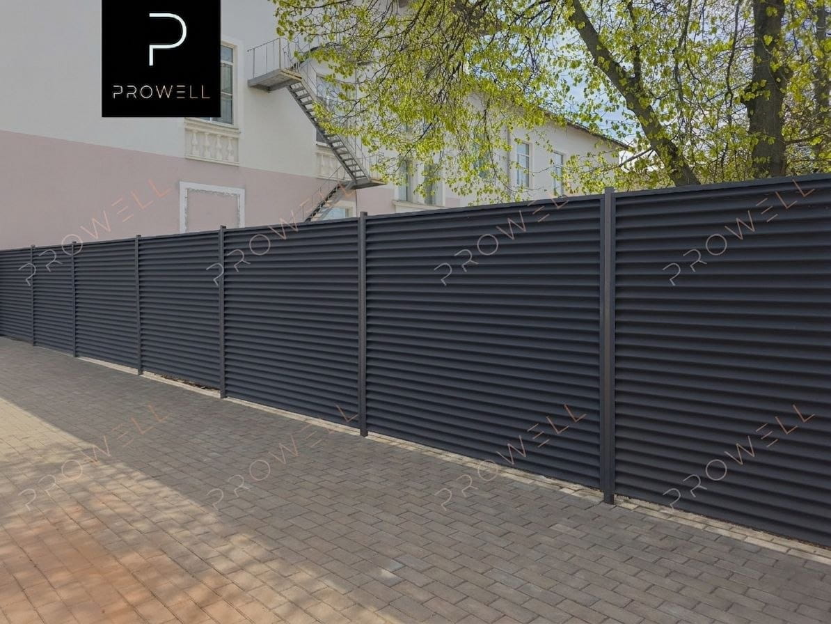 Забор-жалюзи Виола с премиум-покраской DR Ferro и откатными воротами на автоматике Nice RO600