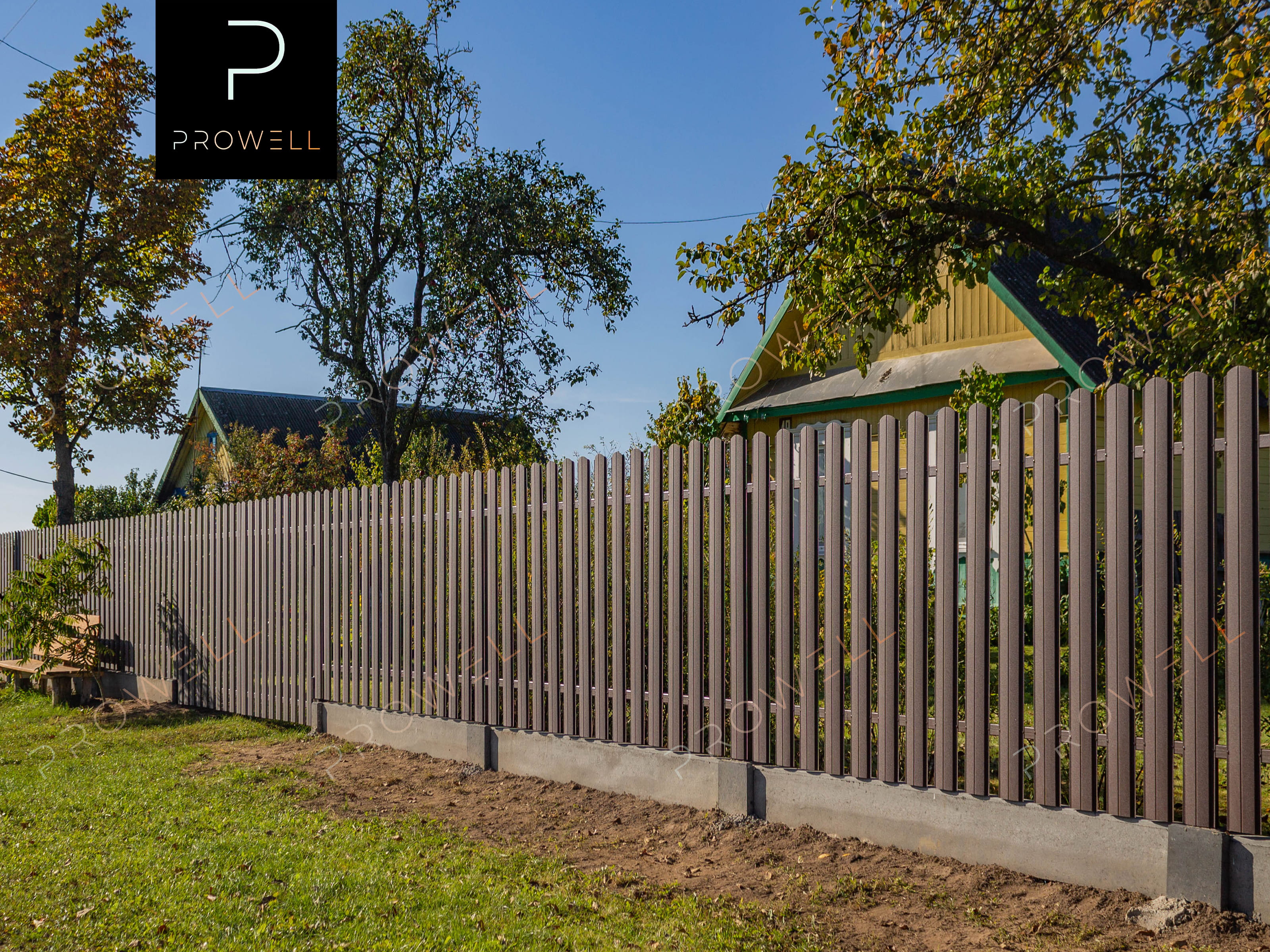 Монтаж забора из металлического штакетника "Европланка (130мм)" RAl 8017 (коричневый) МАТ со сборным фундаментом + калитка + ворота распашные