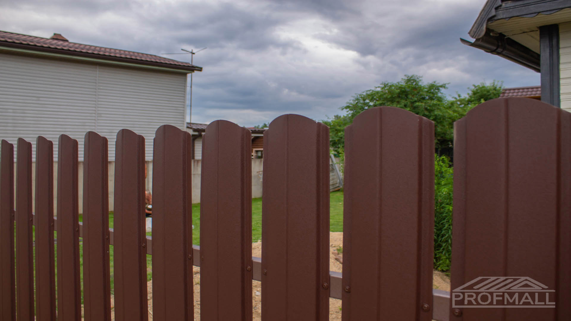 Забор из металлического штакетника "Европланка" RAl 8017 (коричневый) MAT+ворота распашные с калиткой